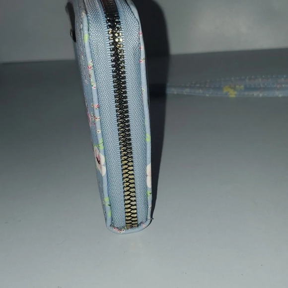 BETSEY JOHNSON BLUE FLORAL WALLET/WRISTLET NWOT - Picture 6 of 11